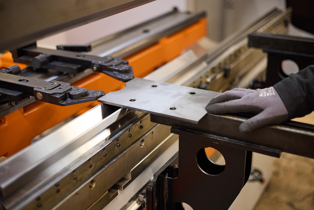 Preparing a flat metal part to be bent on the CNC press brake